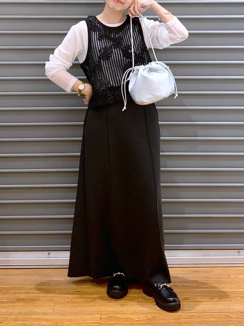 ブラック系のローファー、シルバー系のショルダーバッグ、ブラック系のスカートを着用したレディースの秋コーディネートの4枚目の写真