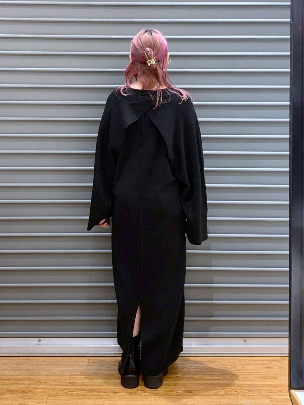 ベージュ系のダウンジャケット/コート、ブラック系のワンピース、ブラック系のブーツを着用したレディースの冬コーディネートの3枚目の写真