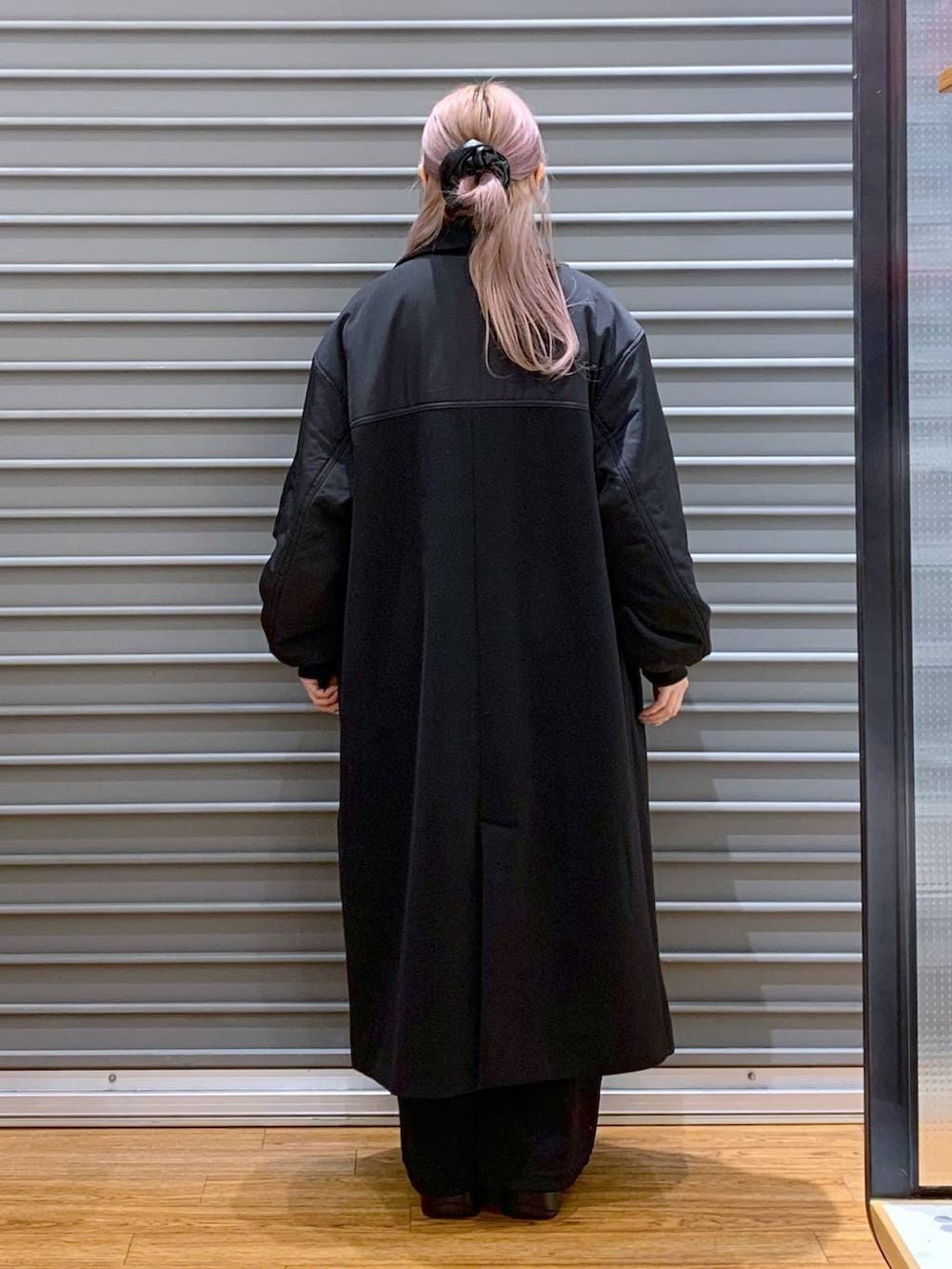 その他のショルダーバッグ、ブラック系のブーツ、ブラック系のその他アウターを着用したレディースの冬コーディネートの2枚目の写真