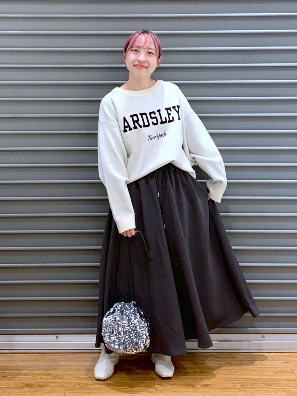 シルバー系のショルダーバッグ、グレー系のその他パンツ、ホワイト系のニット/セーターを着用したレディースの冬コーディネートの4枚目の写真