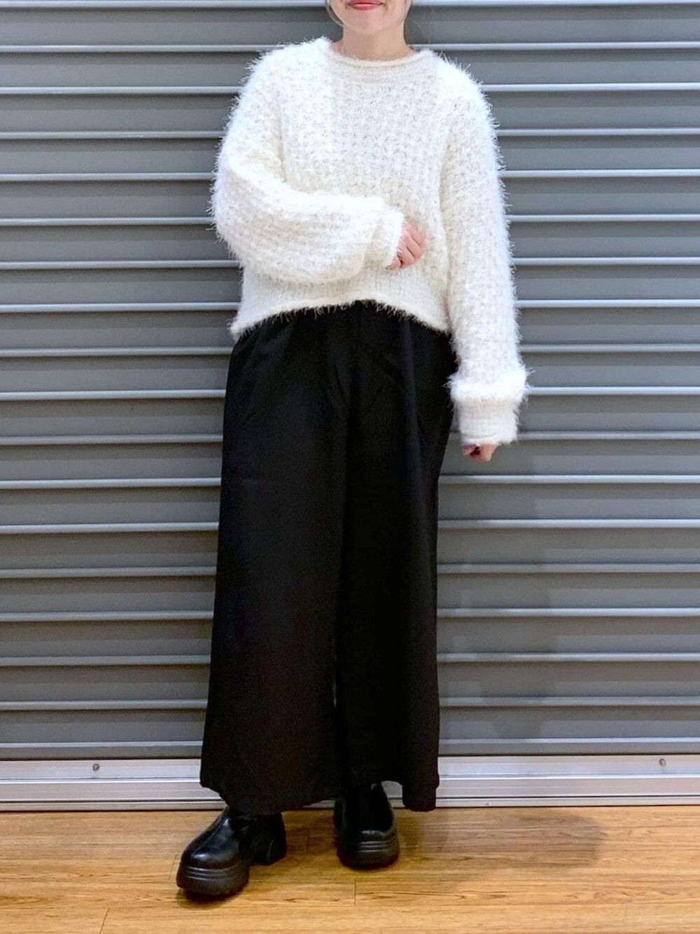 ブラック系のその他パンツ、ブラック系のショルダーバッグ、ブラック系のブーツを着用したレディースの冬コーディネートの5枚目の写真