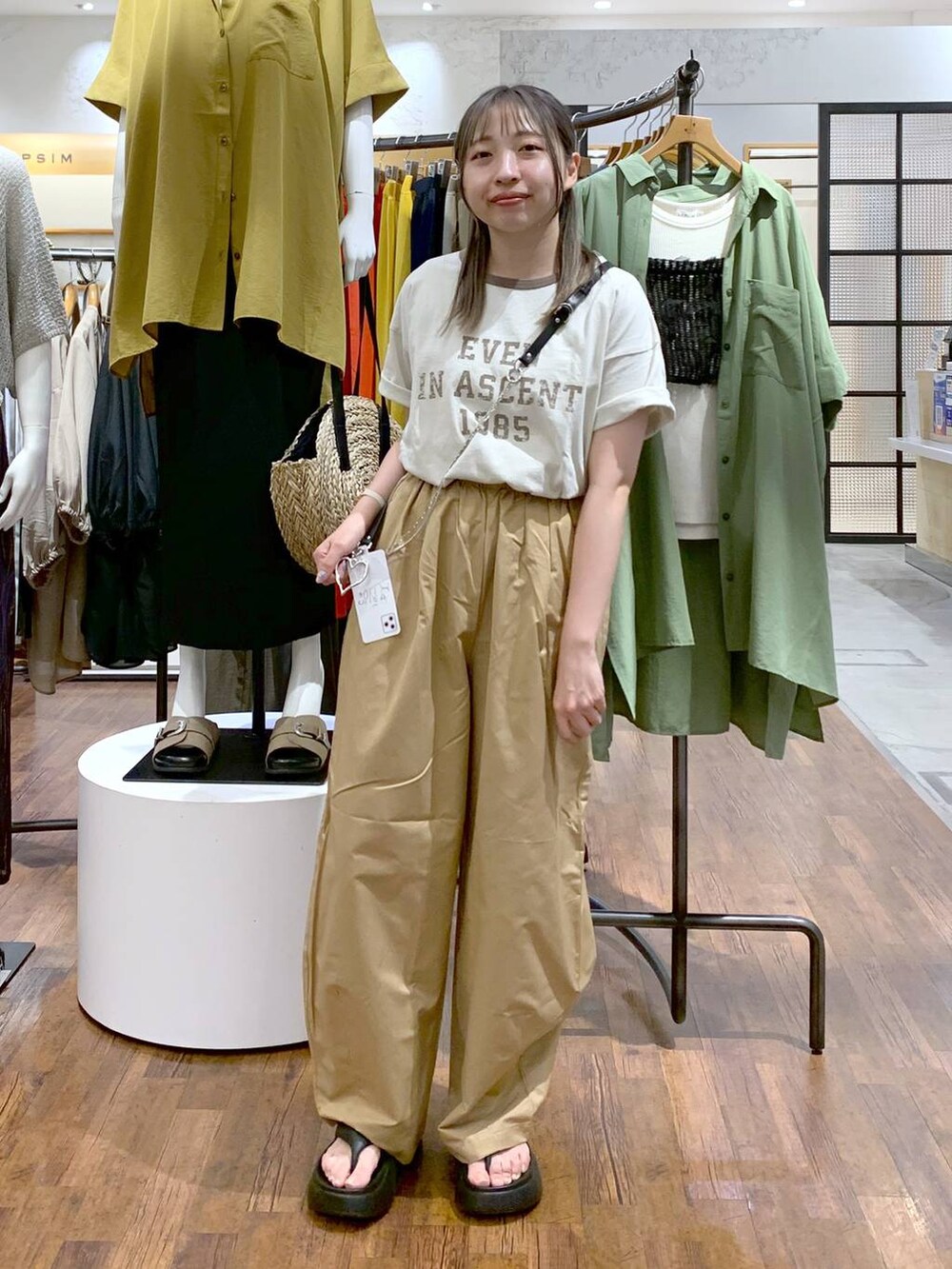 ベージュ系のその他パンツ、ブラック系のサンダル、ベージュ系のTシャツ/カットソーを着用したレディースの夏コーディネートの5枚目の写真