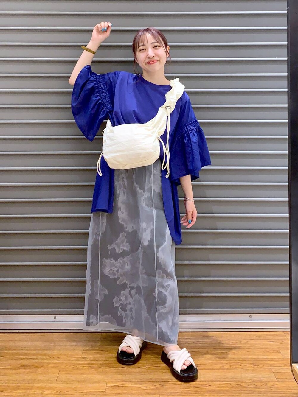 ブルー系のTシャツ/カットソー、ホワイト系のサンダル、ホワイト系のショルダーバッグを着用したレディースの夏コーディネートの4枚目の写真