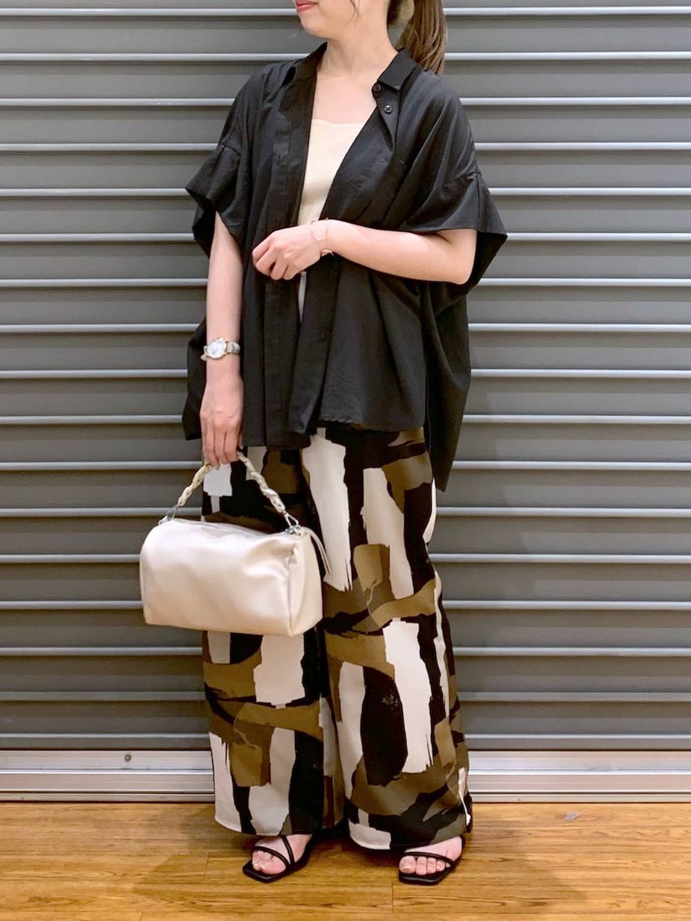 「ゆったり、ワイドパンツ、シャツ、デート/ロマンティック、旅行、女子会、ベーシック/シンプル、20代_LEPSIM、サンダル、おでかけ、低身長、カジュアル、きれいめ、休日コーデ、楽ちんコーデ」｜「LEPSIMのサラキレ5分袖ポンチョ　242899（シャツ/ブラウス、グレー系）」を使った、daharalepsimさん（レディース・151cm）の夏コーディネートの4枚目の写真