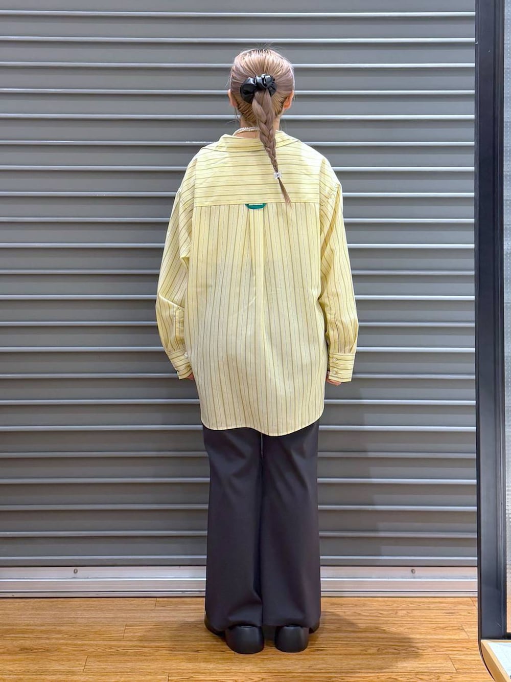 ブラック系のサンダル、グレー系のその他パンツ、イエロー系のシャツ/ブラウスを着用したレディースの春コーディネートの2枚目の写真