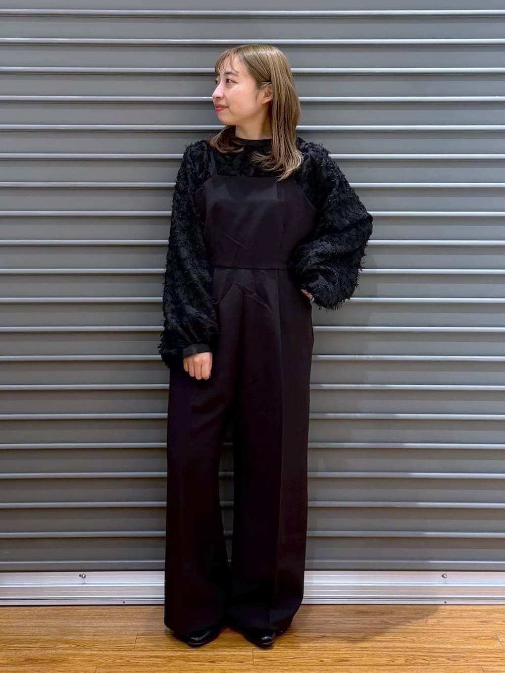 ブラック系のサロペット/オーバーオール、ブラウン系のテーラードジャケット、ブラック系のシャツ/ブラウスを着用したレディースの冬コーディネートの5枚目の写真