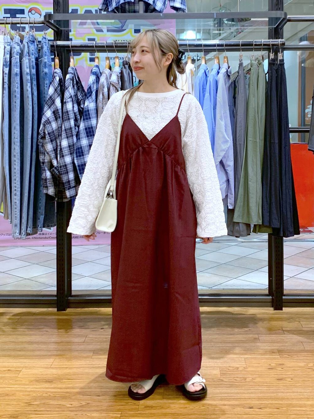 ホワイト系のサンダル、レッド系のワンピース、ホワイト系のTシャツ/カットソーを着用したレディースの春コーディネートの6枚目の写真