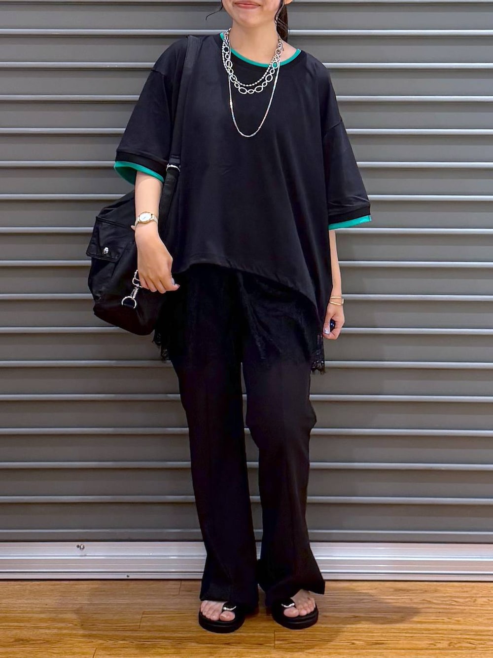 ブラック系のTシャツ/カットソー、グレー系のTシャツ/カットソー、ブラック系のショルダーバッグを着用したレディースの夏コーディネートの6枚目の写真