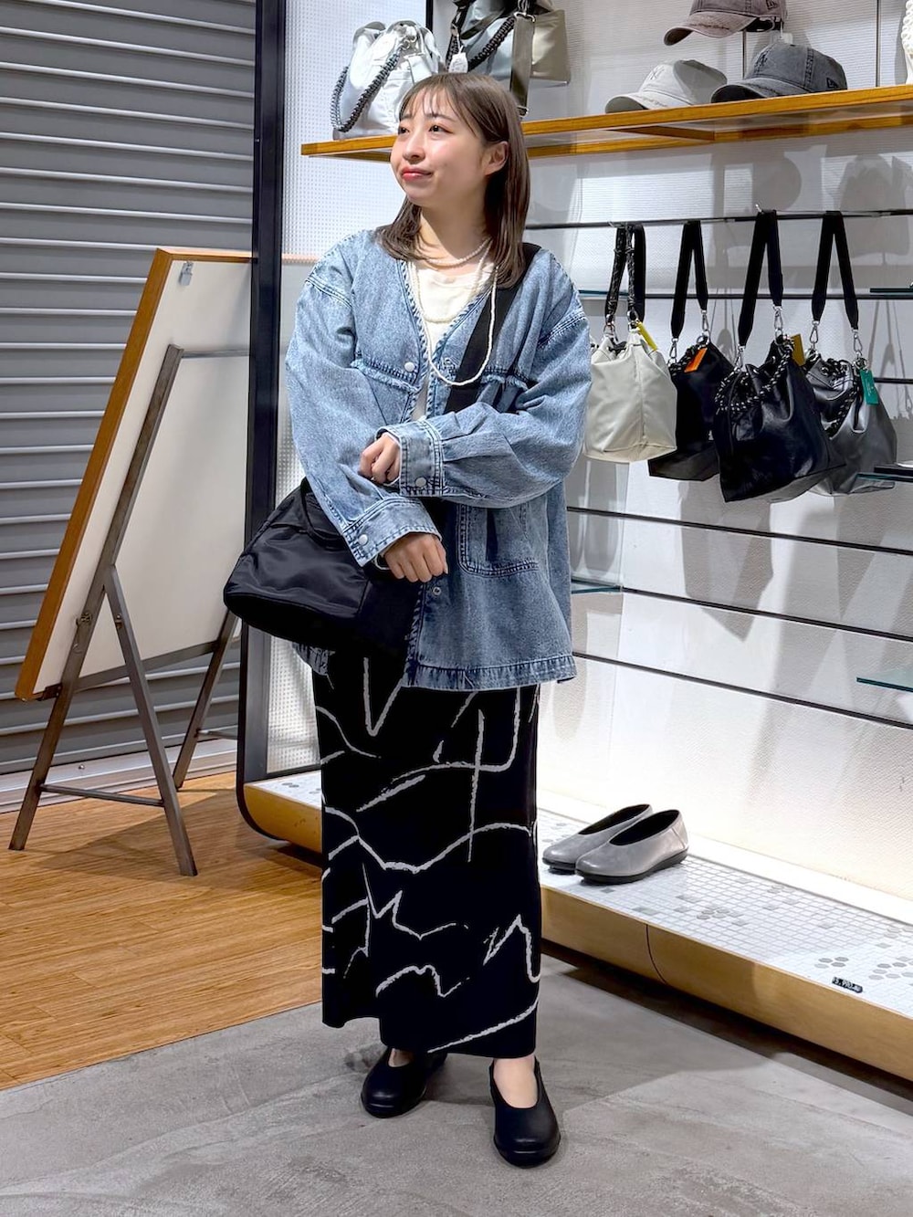 ホワイト系のTシャツ/カットソー、ブルー系のシャツ/ブラウス、ブラック系のショルダーバッグを着用したレディースの冬コーディネートの4枚目の写真