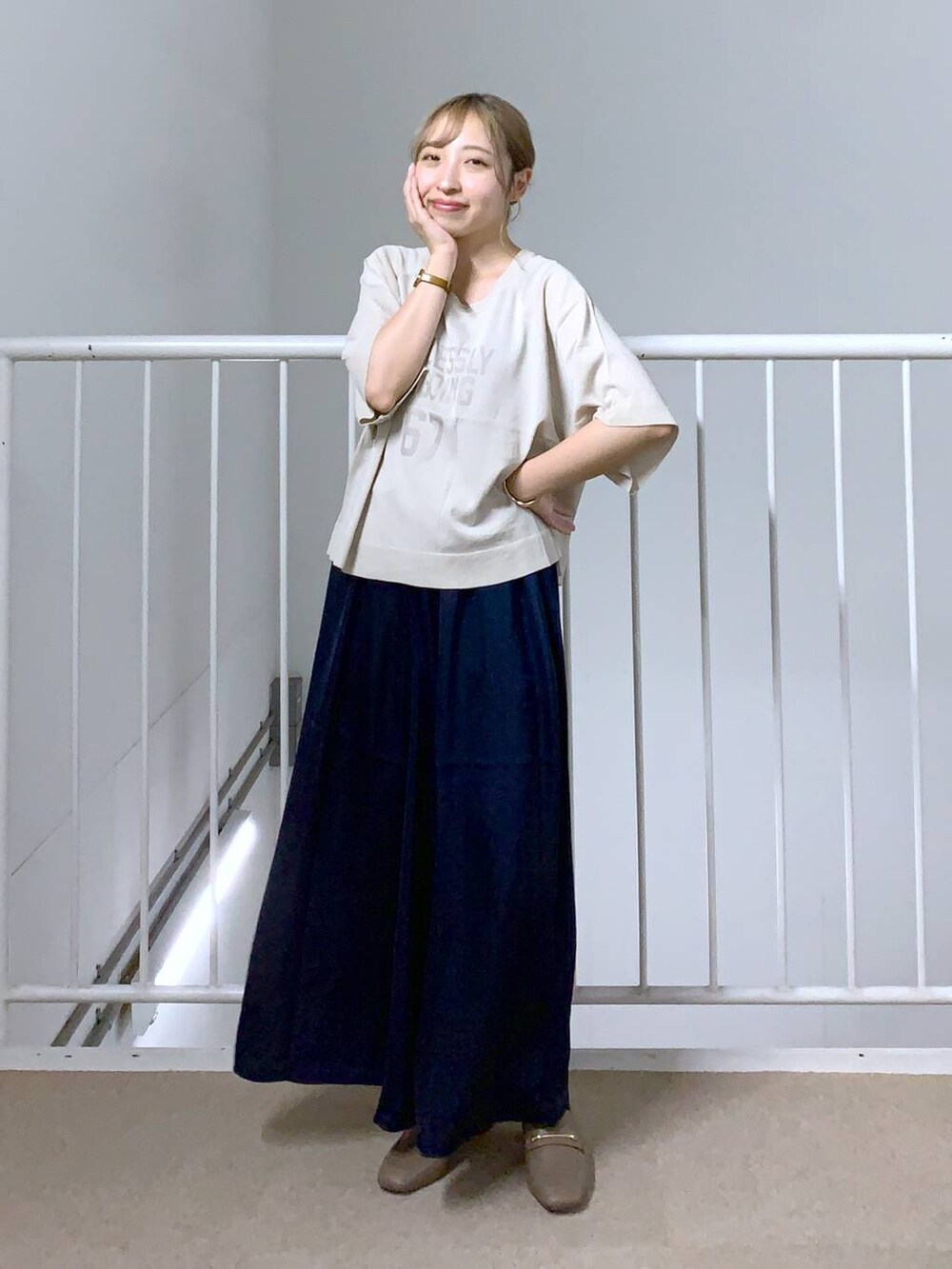 ベージュ系のその他パンツ、ベージュ系のローファーを着用したレディースの夏コーディネートの5枚目の写真