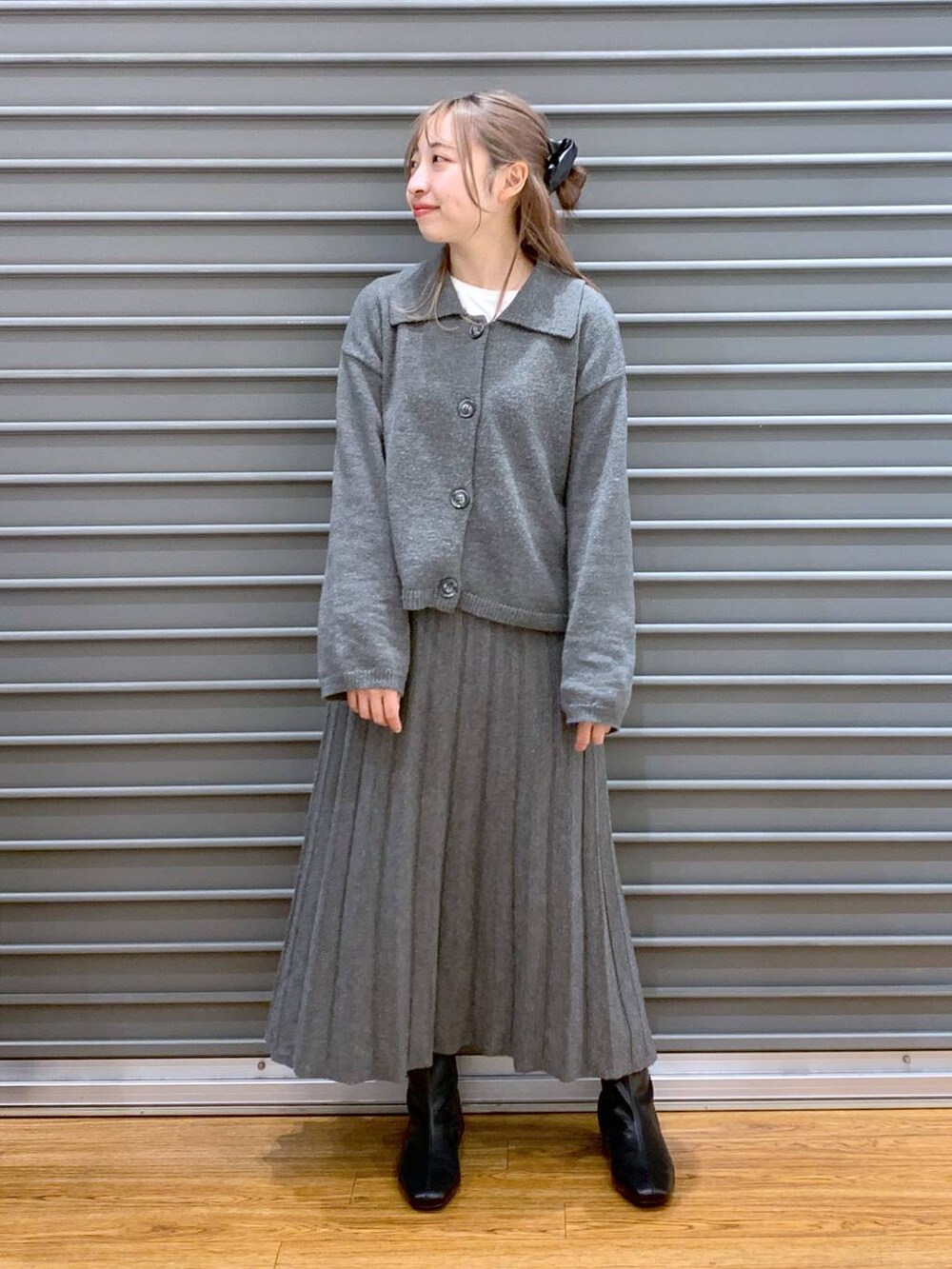 グレー系のその他アウター、ブラック系のブーツ、グレー系のワンピースを着用したレディースの冬コーディネートの4枚目の写真