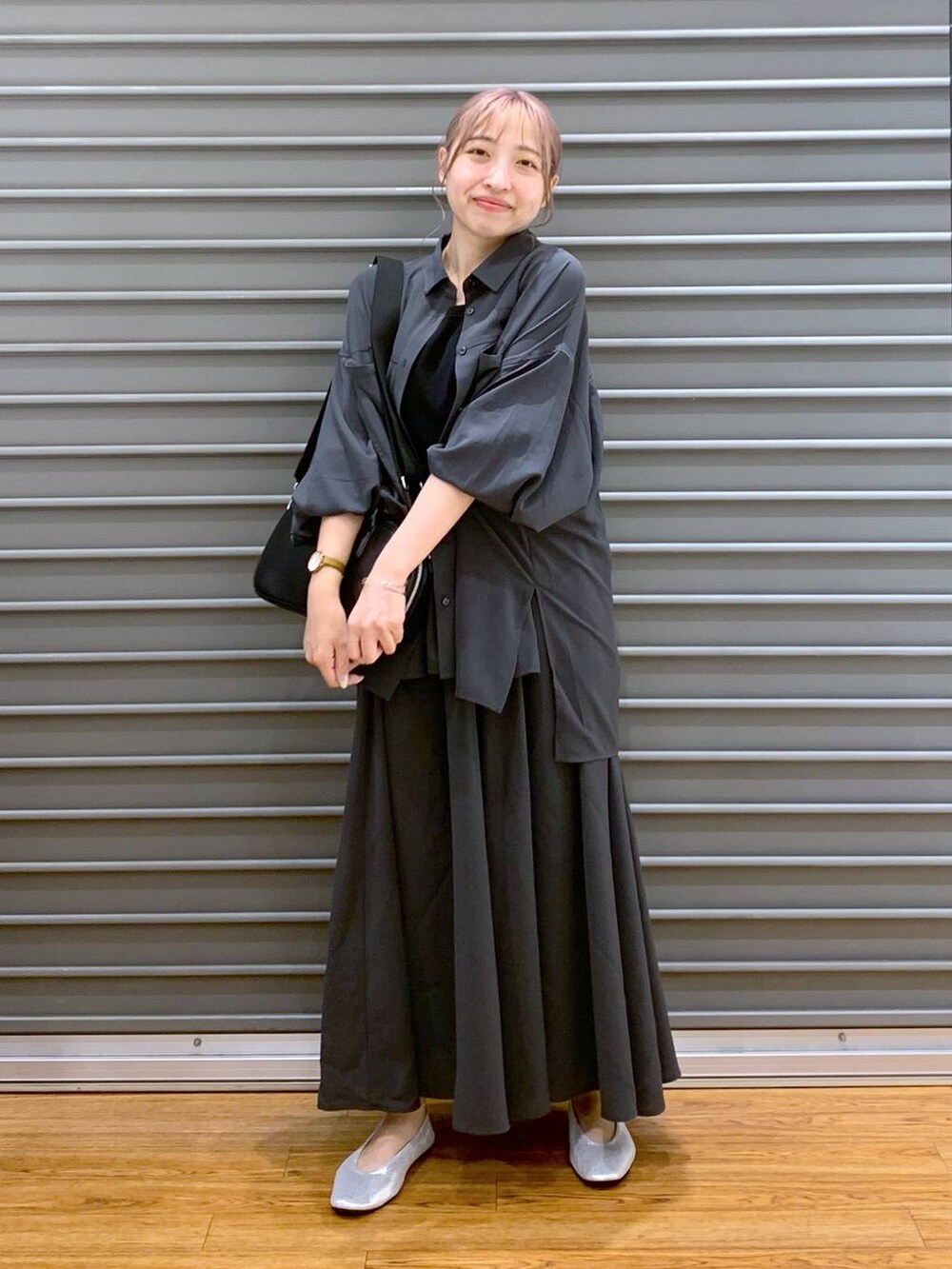 グレー系のその他パンツ、ブラック系のボストンバッグ、シルバー系のパンプスを着用したレディースの秋コーディネートの6枚目の写真