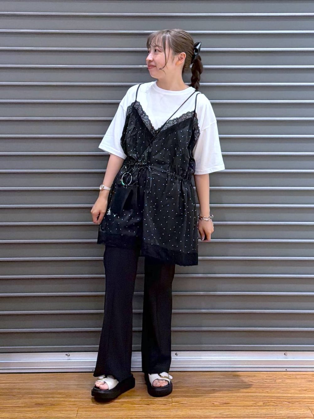 ホワイト系のサンダル、ブラック系のその他パンツ、シルバー系のブレスレットを着用したレディースの夏コーディネートの4枚目の写真