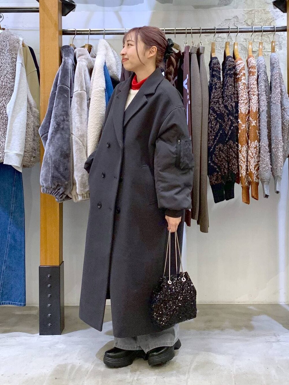 ブラック系のブーツ、ブラック系のショルダーバッグ、グレー系のその他アウターを着用したレディースの冬コーディネートの7枚目の写真