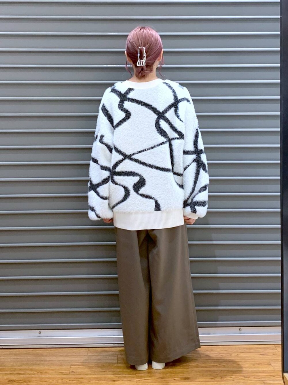 ホワイト系のカーディガン/ボレロ、ブラウン系のボストンバッグ、ブラウン系のその他パンツを着用したレディースの秋コーディネートの2枚目の写真