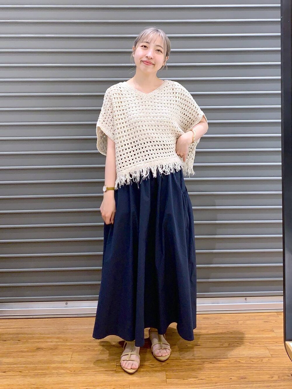 ベージュ系のサンダル、ブラウン系のショルダーバッグ、ブルー系のスカートを着用したレディースの春コーディネートの5枚目の写真