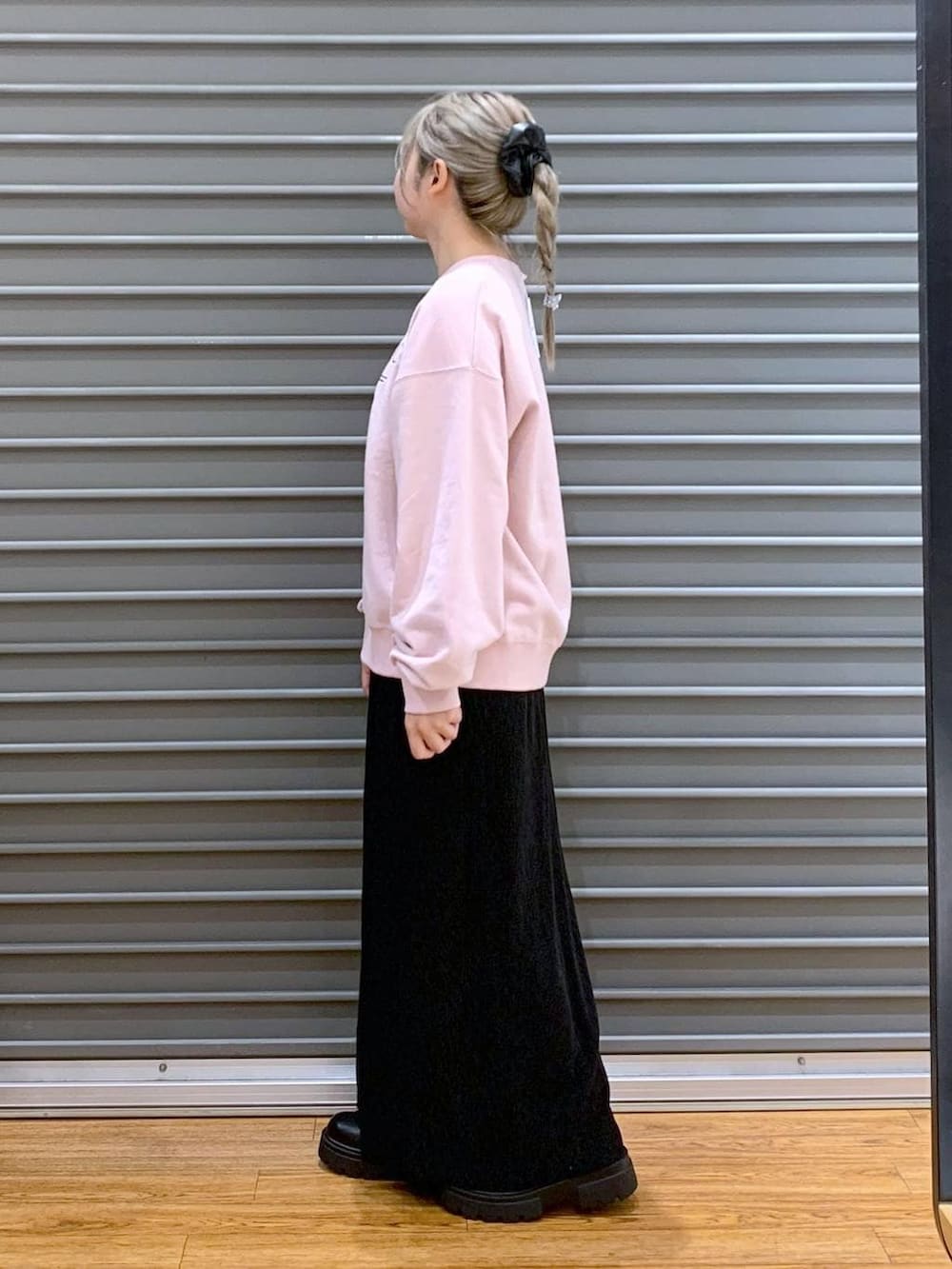 ブラック系のショルダーバッグ、グレー系のその他アウター、ブラック系のブーツを着用したレディースの冬コーディネートの5枚目の写真