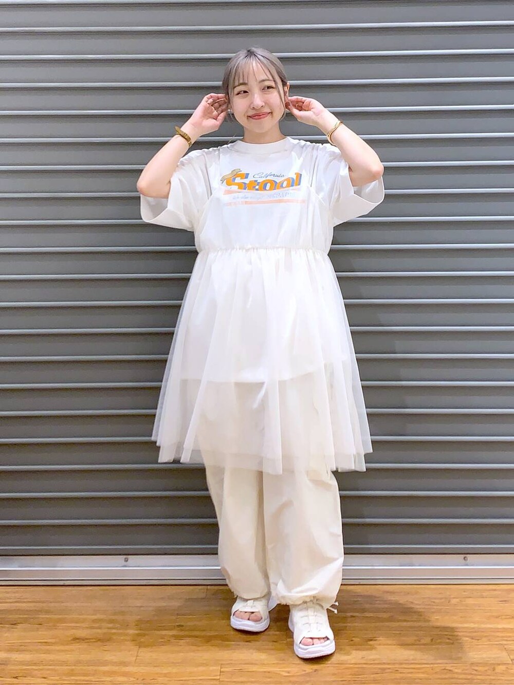 ホワイト系のサンダル、イエロー系のショルダーバッグ、ホワイト系のカーゴパンツを着用したレディースの春コーディネートの6枚目の写真