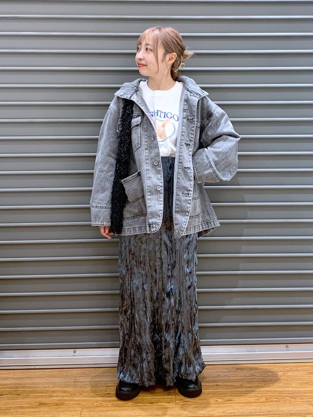 ブラック系のブーツ、ブラック系のショルダーバッグ、グレー系のデニムジャケットを着用したレディースの秋コーディネートの7枚目の写真