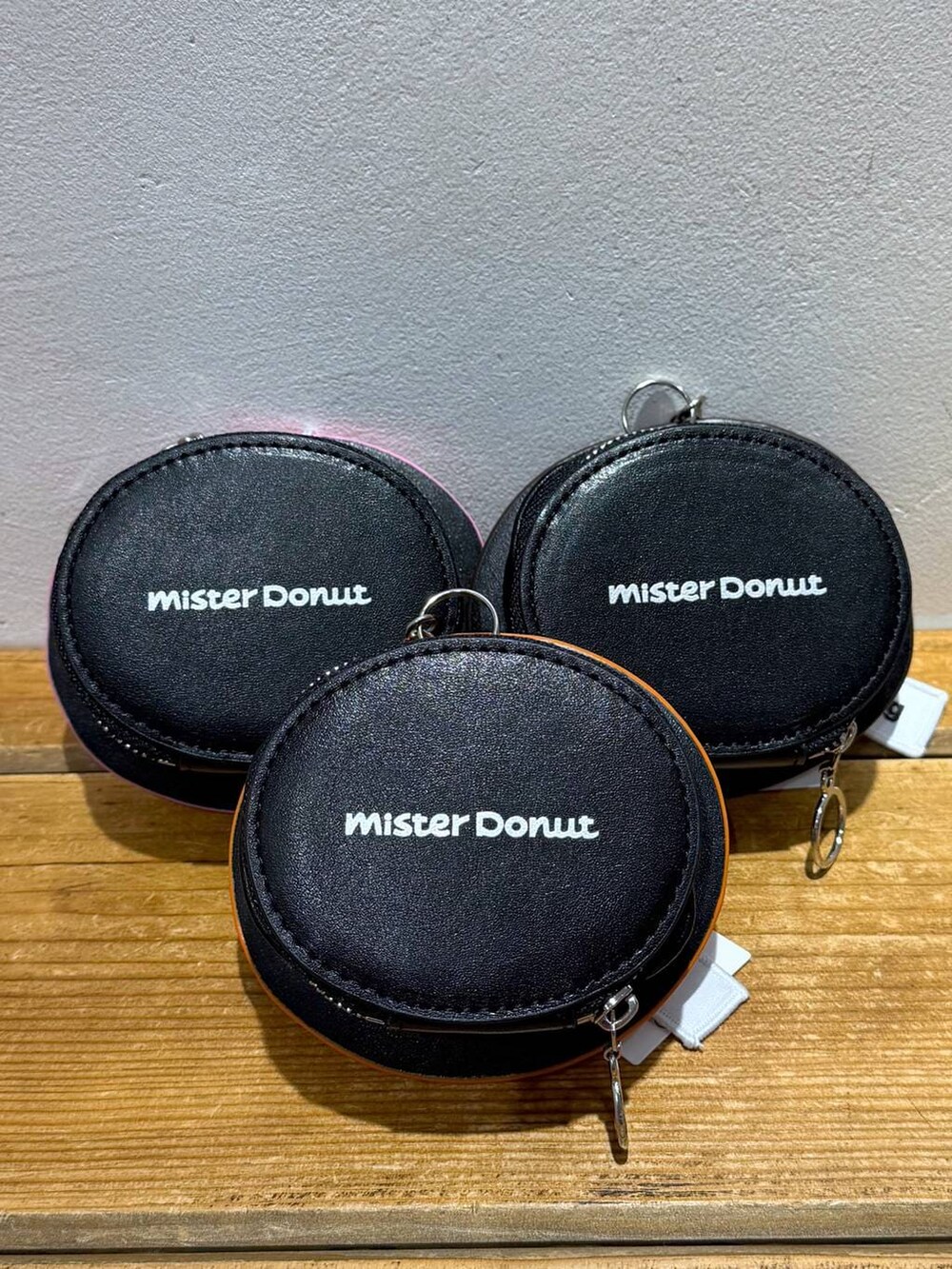 ピンク系のキーホルダー、ブラウン系のキーホルダー、ベージュ系のポーチを着用したレディースの冬コーディネートの3枚目の写真