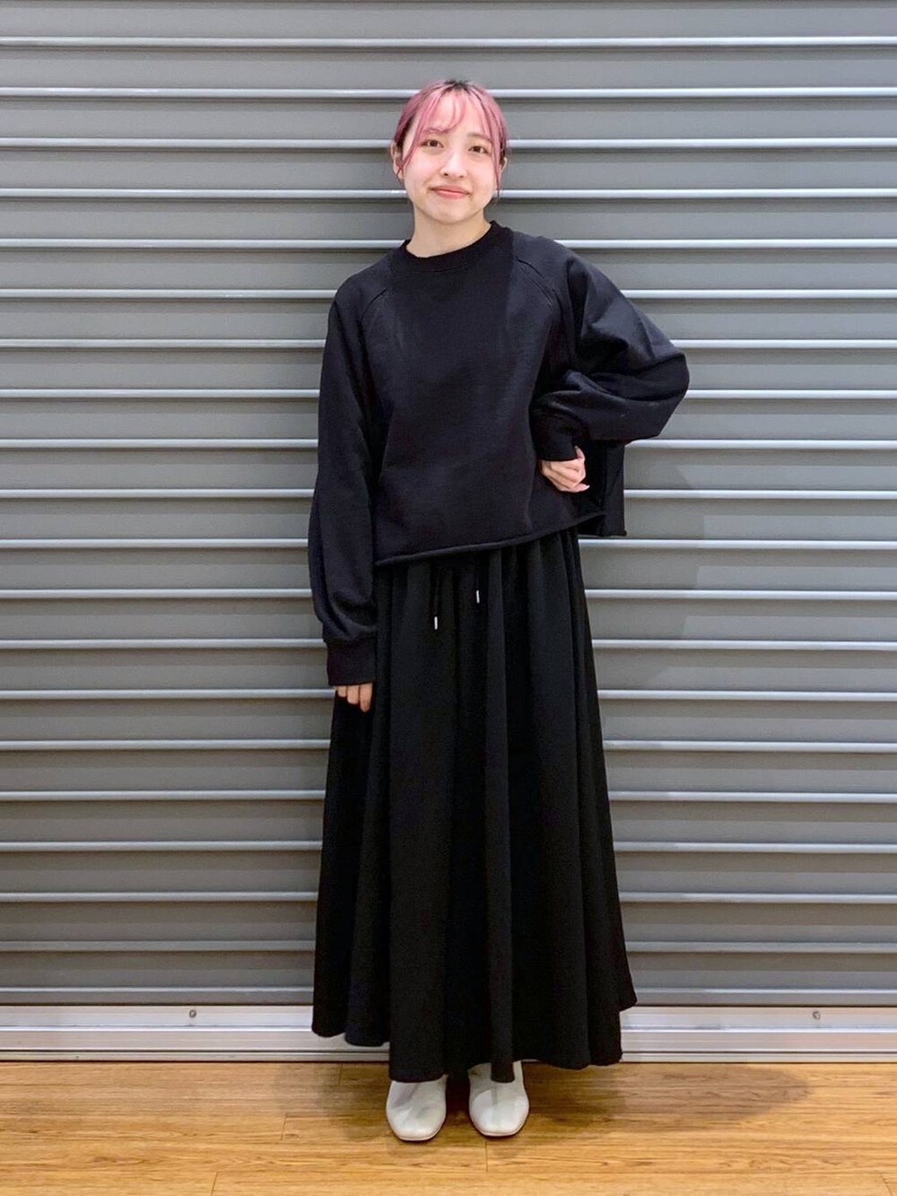 ホワイト系のショルダーバッグ、ホワイト系のブーツ、ブラック系のその他パンツを着用したレディースの秋コーディネートの3枚目の写真