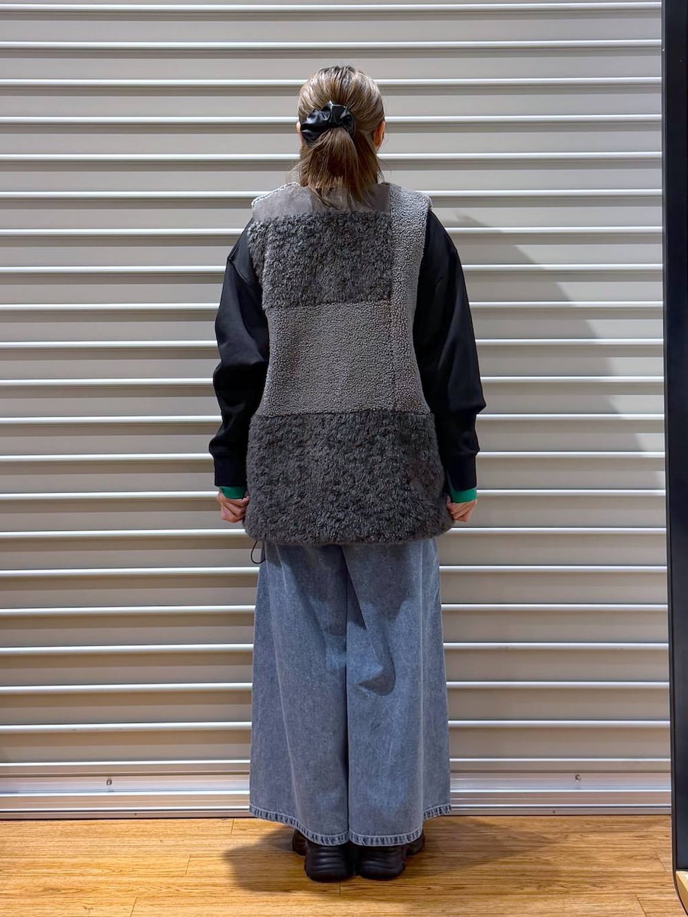 ブラック系のショルダーバッグ、ブラック系のスニーカー、ブラック系のTシャツ/カットソーを着用したレディースの秋コーディネートの2枚目の写真