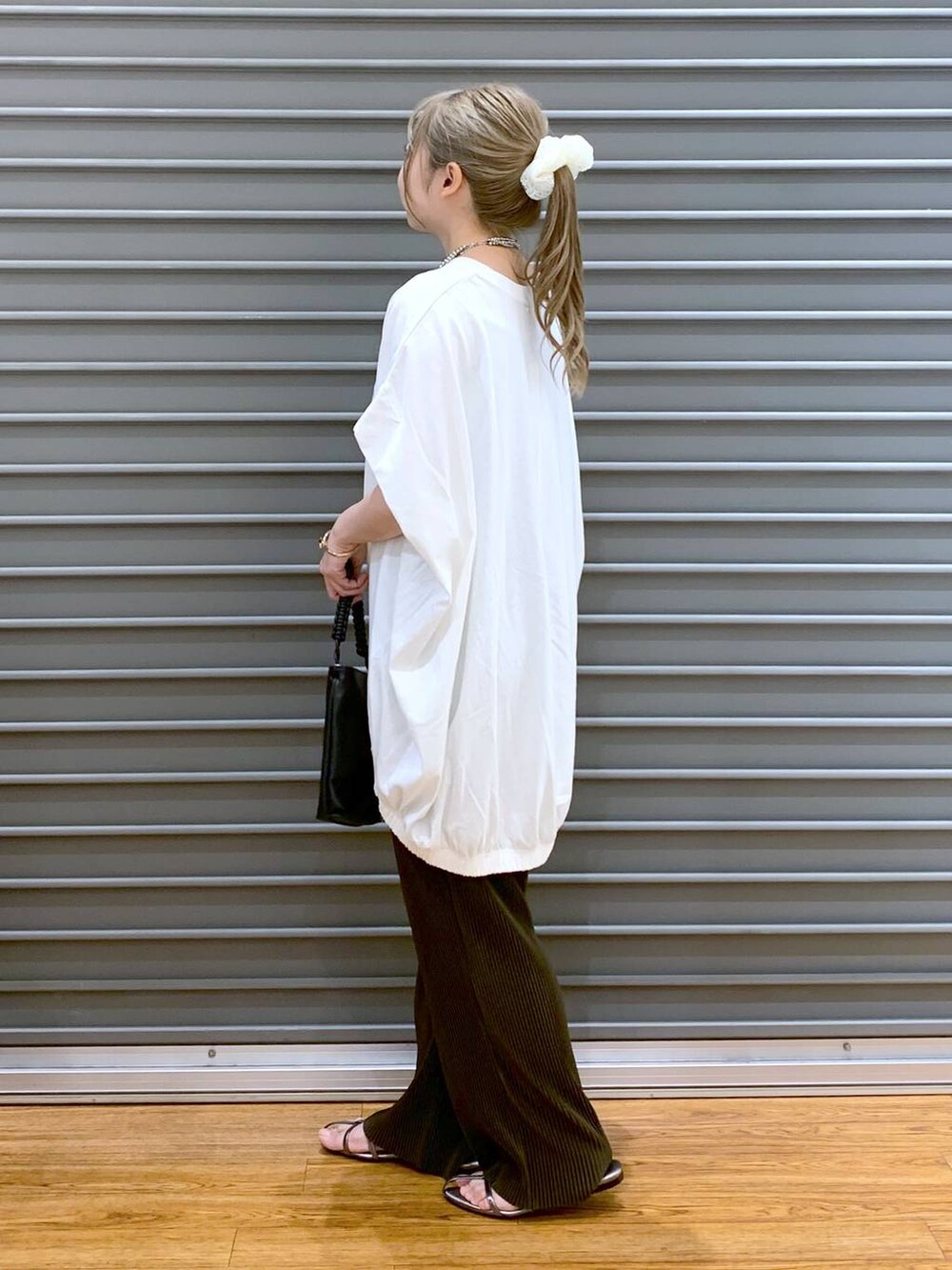 その他のサンダル、ブラウン系のその他パンツ、ブラック系のショルダーバッグを着用したレディースの夏コーディネートの3枚目の写真