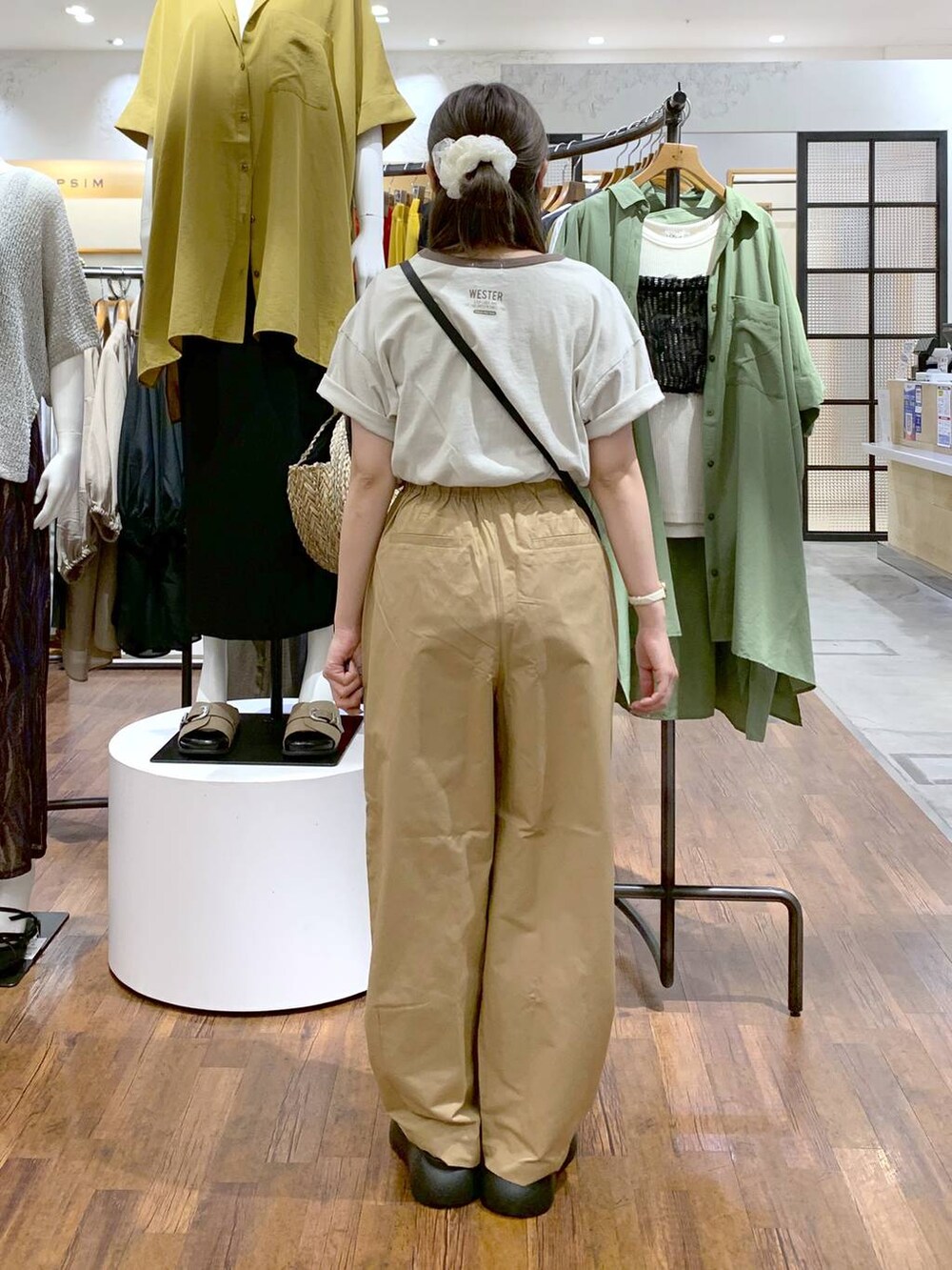 ベージュ系のその他パンツ、ブラック系のサンダル、ベージュ系のTシャツ/カットソーを着用したレディースの夏コーディネートの3枚目の写真