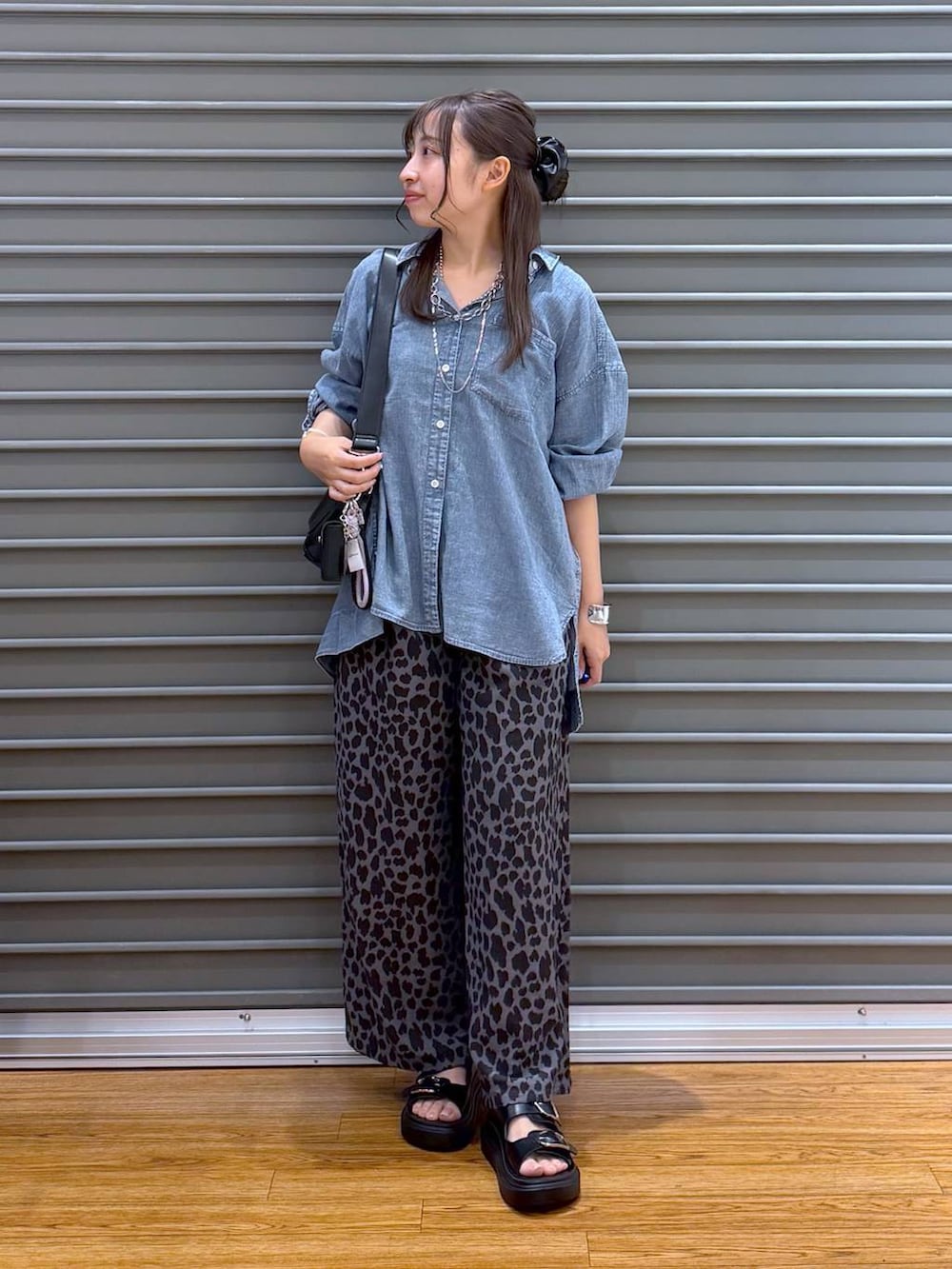 グレー系のその他パンツ、ブラック系のショルダーバッグ、ブラック系のサンダルを着用したレディースの夏コーディネートの5枚目の写真