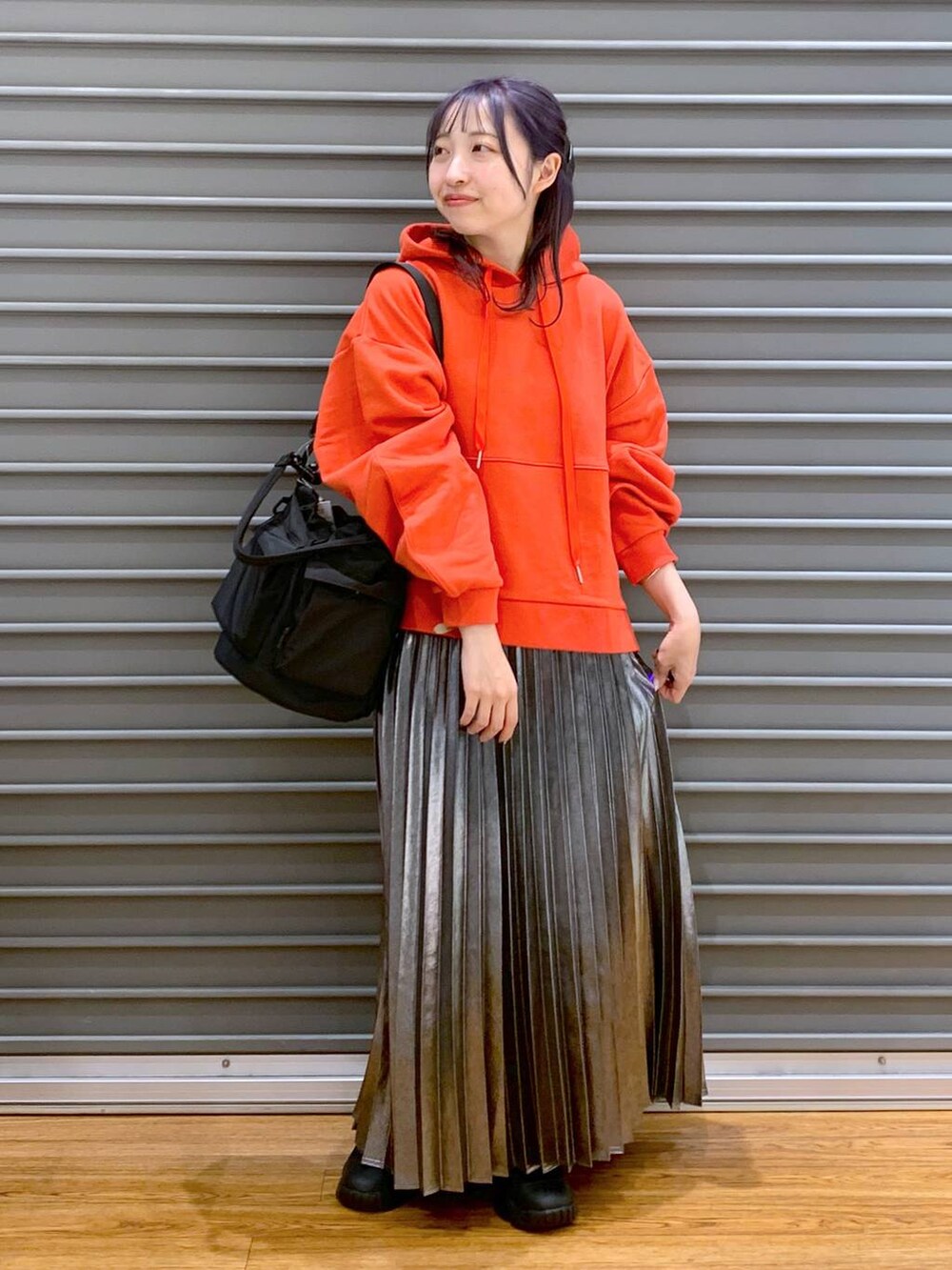 「低身長、カジュアル、きれいめ、ゆったり、スカート、デート/ロマンティック、旅行、女子会、ベーシック/シンプル、20代_LEPSIM、低身長_LEPSIM、休日コーデ、楽ちんコーデ、きれいめカジュアル_LEPSIM、体型カバー」｜「LEPSIMの2WAY巾着ショルダー2　116580（ショルダーバッグ、ブラック系）」を使った、daharalepsimさん（レディース・151cm）の冬コーディネートの3枚目の写真