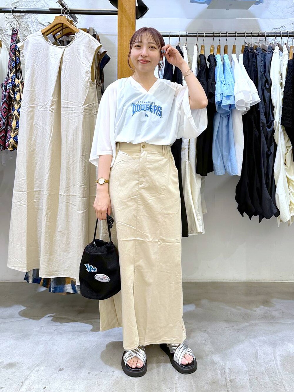 シルバー系のサンダル、ブルー系のタンクトップ、ホワイト系のTシャツ/カットソーを着用したレディースの夏コーディネートの5枚目の写真