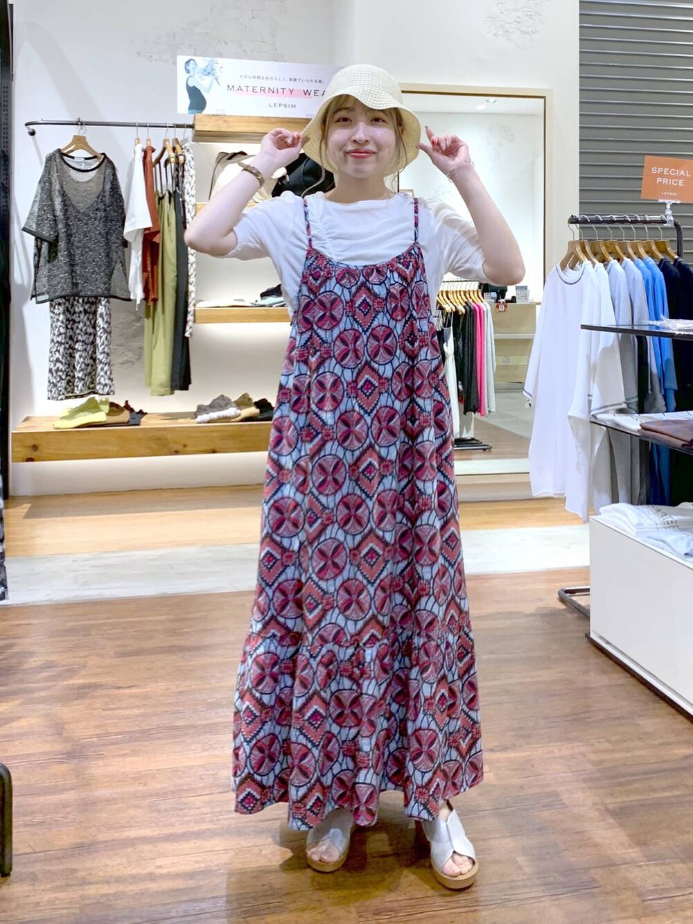 ピンク系のワンピース、シルバー系のサンダル、ホワイト系のTシャツ/カットソーを着用したレディースの夏コーディネートの3枚目の写真