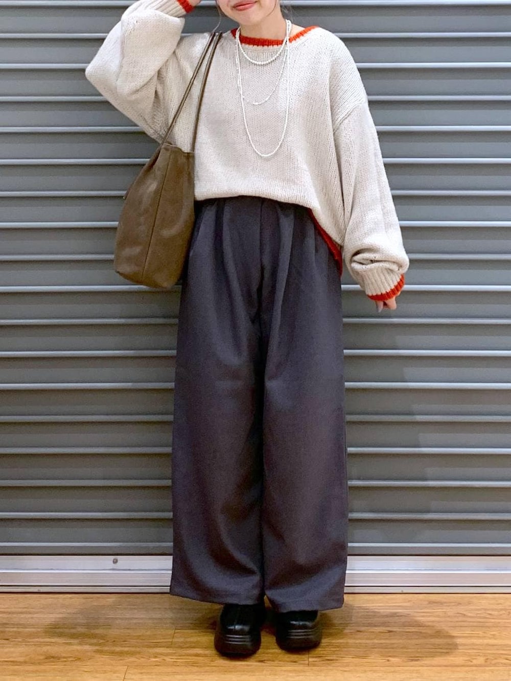 ブラック系のブーツ、ブラウン系のトートバッグ、グレー系のその他パンツを着用したレディースの冬コーディネートの7枚目の写真