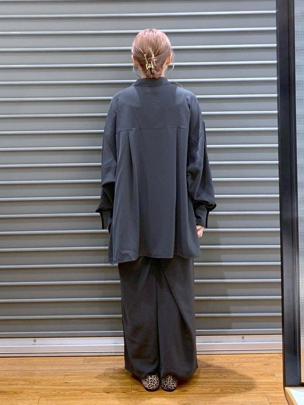 シルバー系のトートバッグ、グレー系のその他パンツ、グレー系のシャツ/ブラウスを着用したレディースの秋コーディネートの2枚目の写真