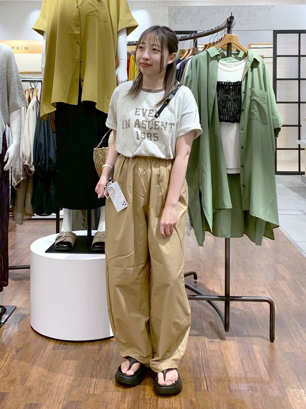 ベージュ系のその他パンツ、ブラック系のサンダル、ベージュ系のTシャツ/カットソーを着用したレディースの夏コーディネートの4枚目の写真