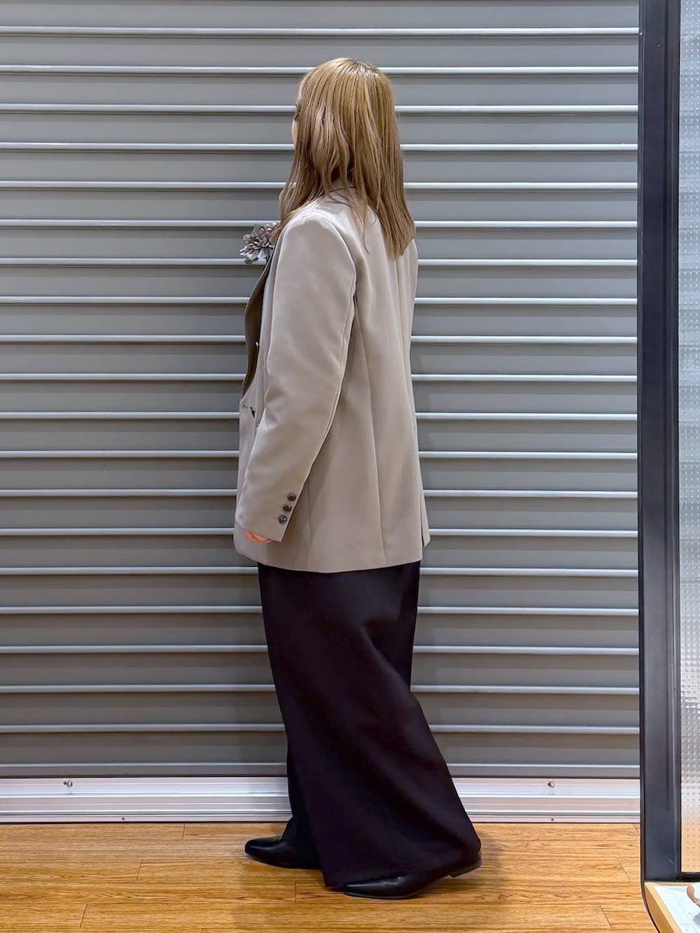 ブラック系のサロペット/オーバーオール、ブラウン系のテーラードジャケット、ブラック系のシャツ/ブラウスを着用したレディースの冬コーディネートの3枚目の写真