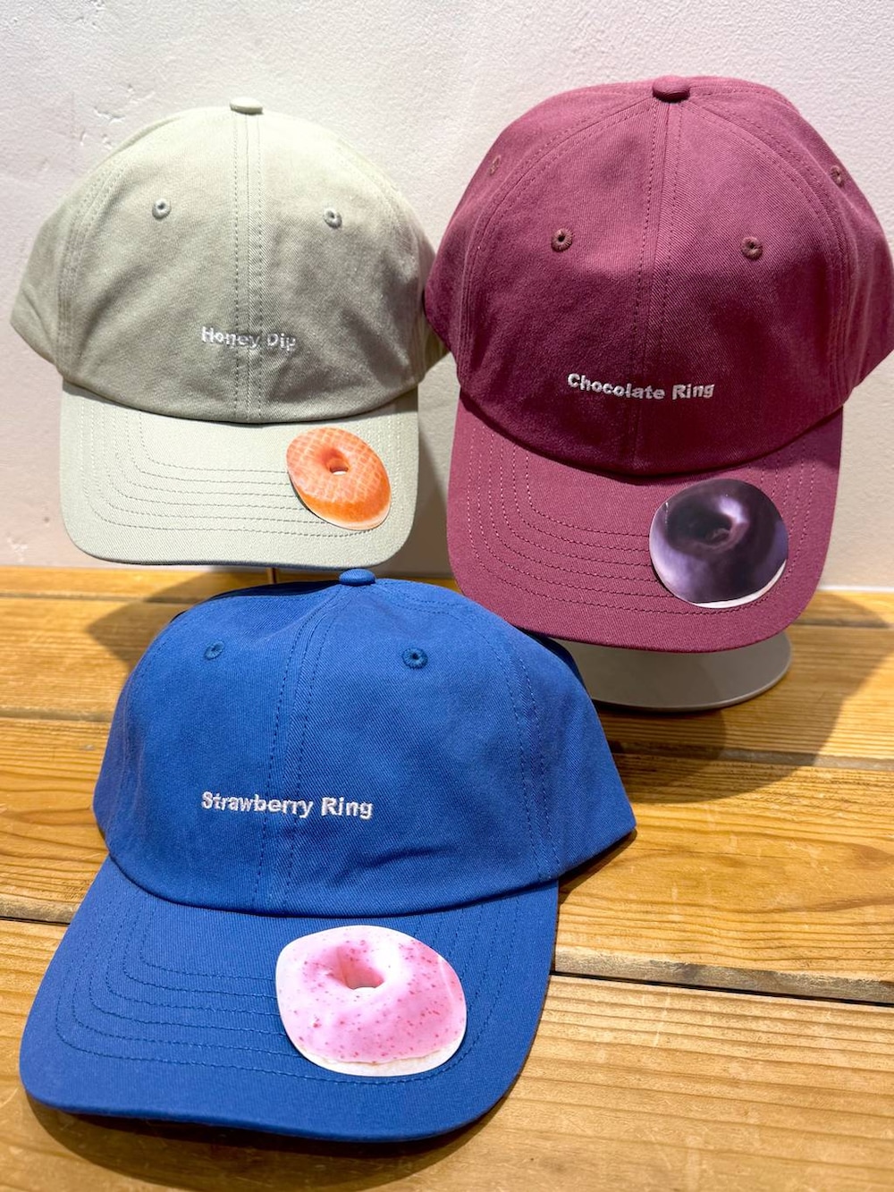 ベージュ系のキャップ、ブルー系のキャップ、レッド系のキャップを着用したレディースの冬コーディネートの2枚目の写真