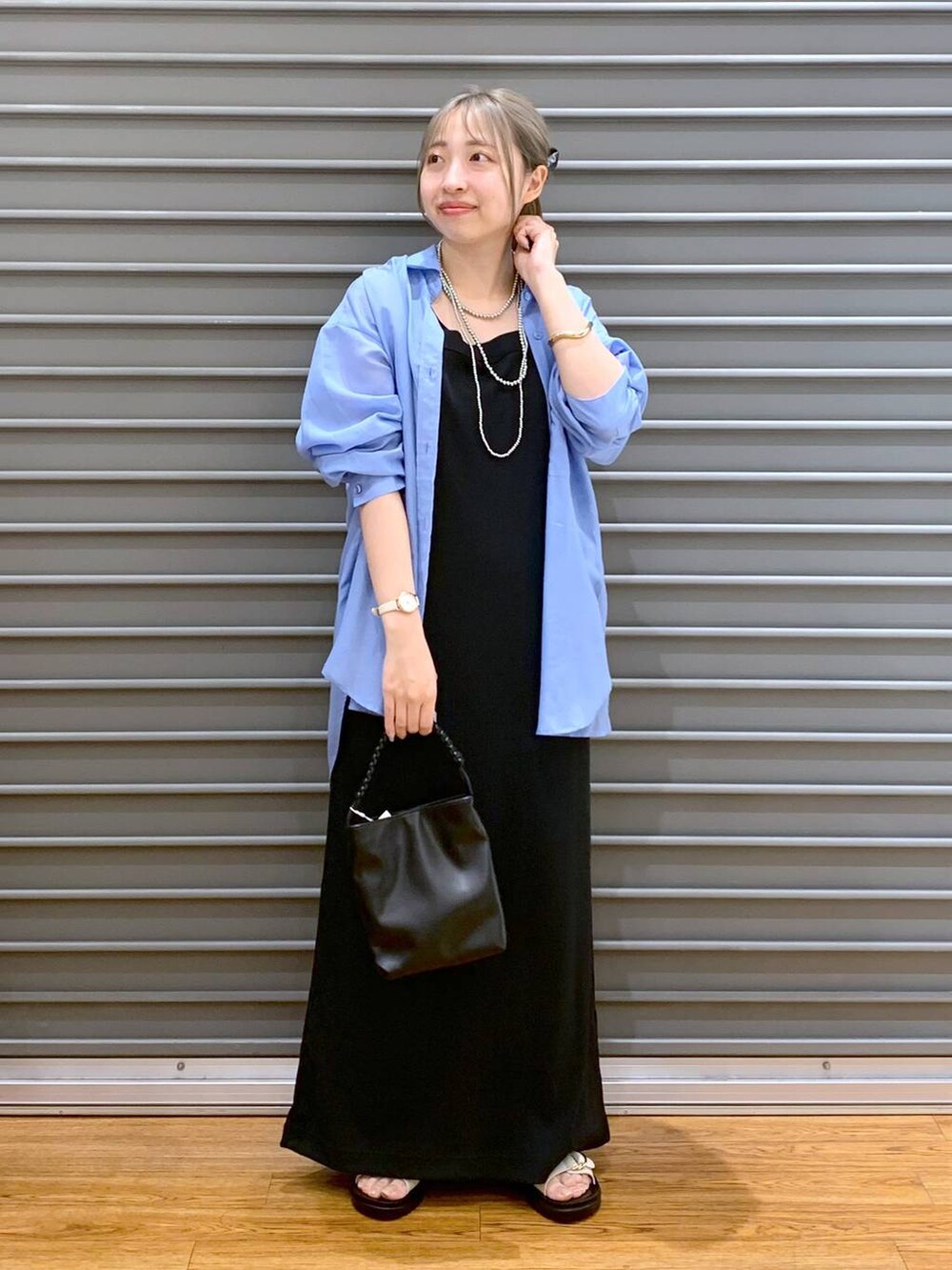 ホワイト系のサンダル、ブラック系のショルダーバッグ、ブルー系のシャツ/ブラウスを着用したレディースの夏コーディネートの5枚目の写真
