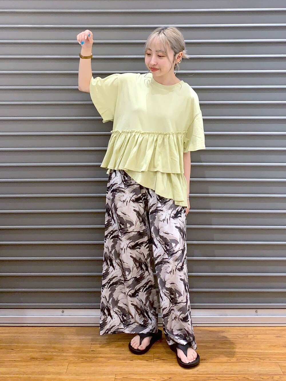 ブラック系のサンダル、ホワイト系のショルダーバッグ、イエロー系のTシャツ/カットソーを着用したレディースの夏コーディネートの3枚目の写真