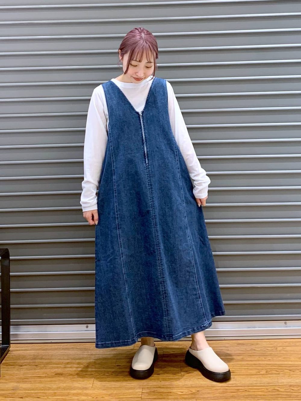 シルバー系のトートバッグ、ホワイト系のTシャツ/カットソー、ホワイト系のその他シューズを着用したレディースの春コーディネートの6枚目の写真