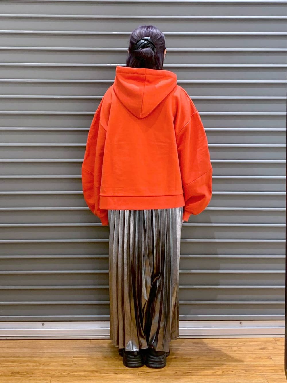 ホワイト系のショルダーバッグ、ブルー系のデニムジャケット、グレー系のスカートを着用したレディースの春コーディネートの3枚目の写真