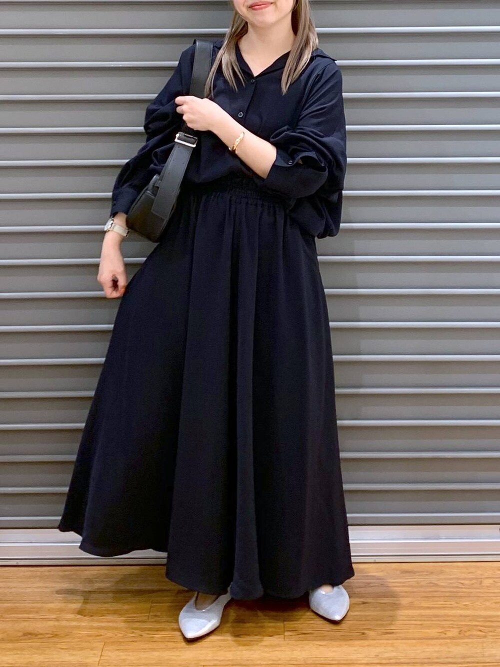 ブルー系のその他パンツ、ブルー系のシャツ/ブラウス、シルバー系のパンプスを着用したレディースの春コーディネートの6枚目の写真