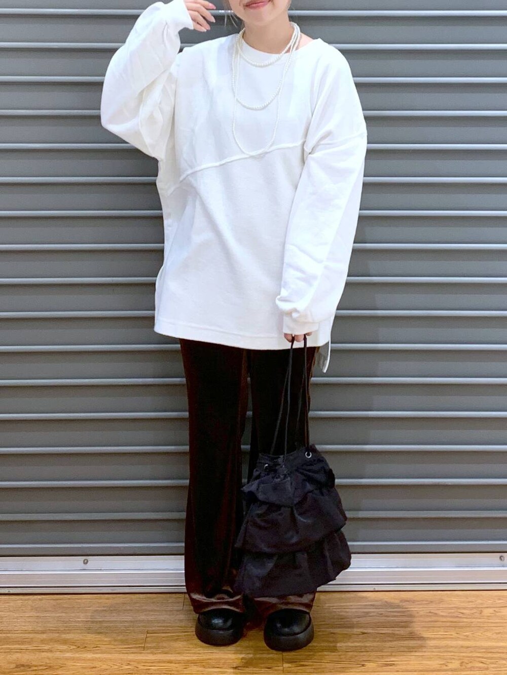 ブラウン系のその他パンツ、ブラック系のサンダル、ブラック系のショルダーバッグを着用したレディースの秋コーディネートの6枚目の写真