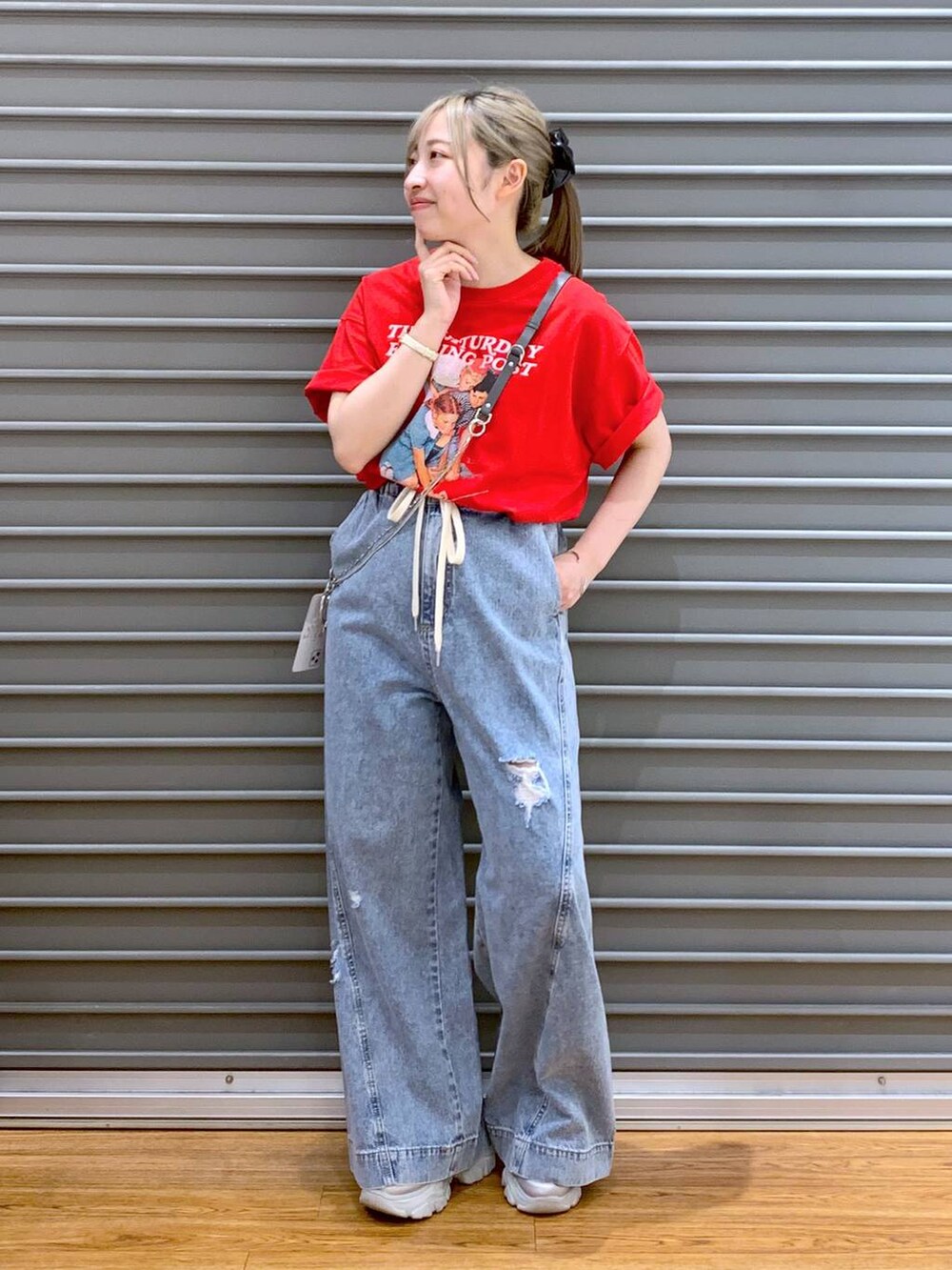 ブルー系のデニムパンツ、シルバー系のスニーカー、レッド系のTシャツ/カットソーを着用したレディースの夏コーディネートの4枚目の写真