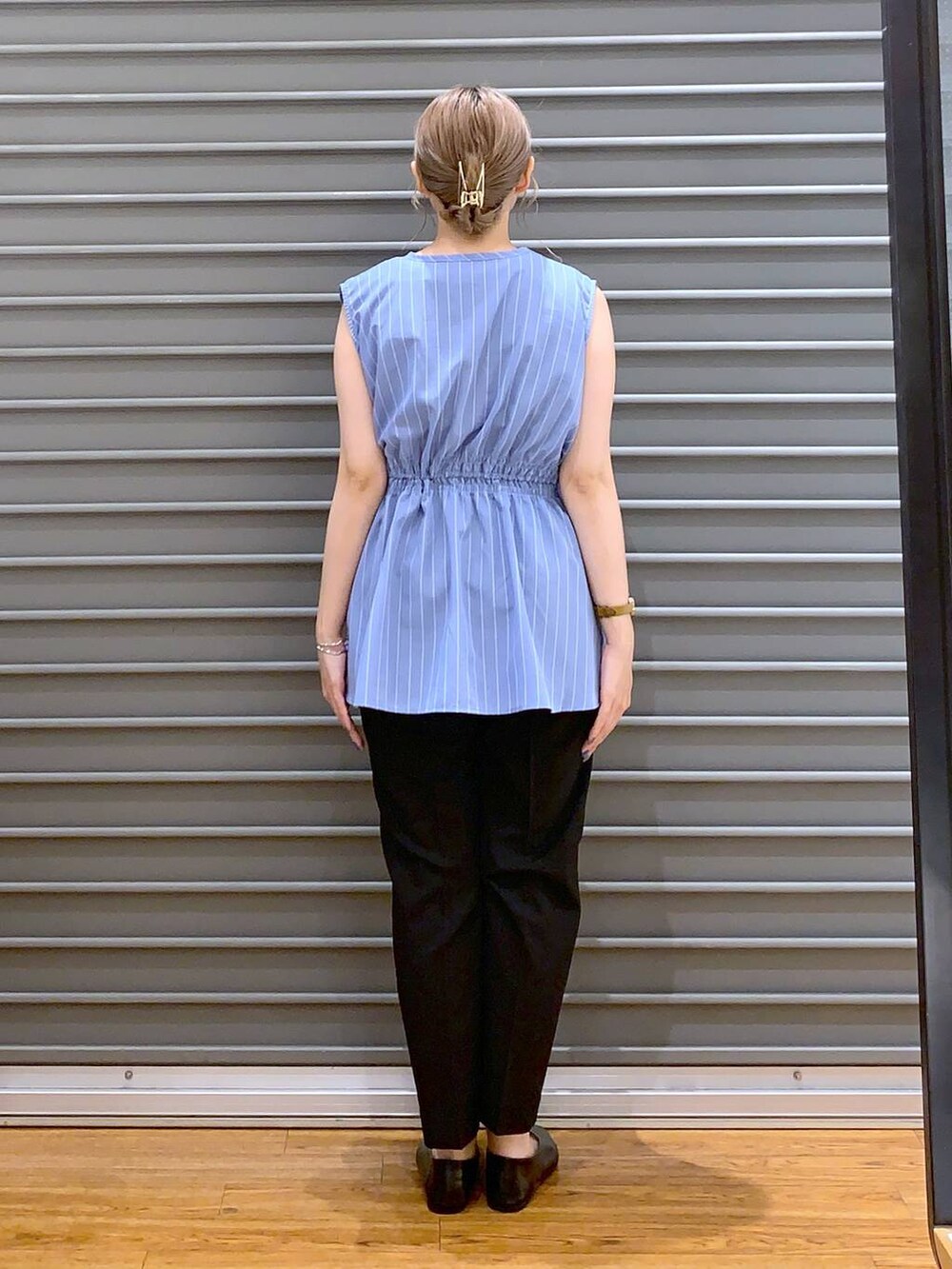 ブラック系のパンプス、ブラック系のその他パンツ、ブルー系のシャツ/ブラウスを着用したレディースの夏コーディネートの2枚目の写真