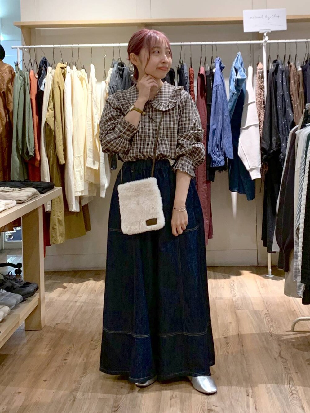 ブルー系のデニムパンツ、その他のパンプス、ベージュ系のシャツ/ブラウスを着用したレディースの秋コーディネートの4枚目の写真