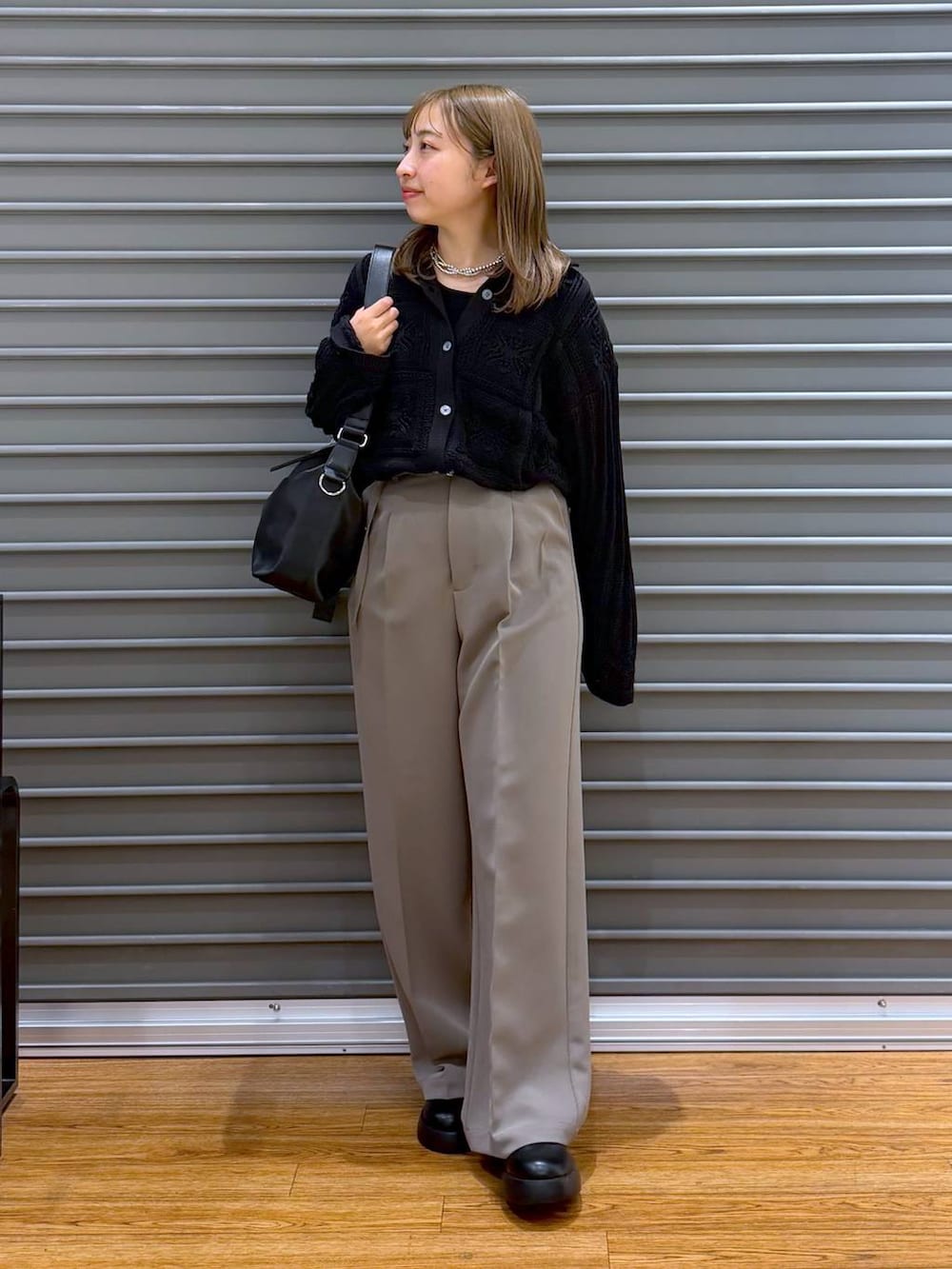 ブラック系のショルダーバッグ、ブラック系のサンダル、ブラウン系のその他パンツを着用したレディースの冬コーディネートの6枚目の写真