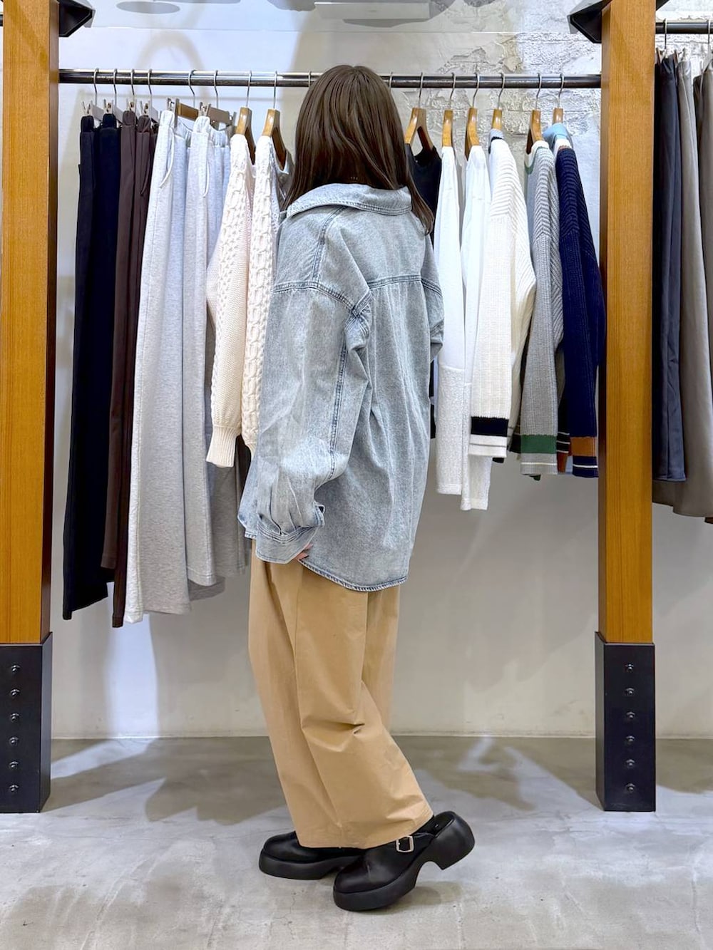 ブラック系のサンダル、ブルー系のシャツ/ブラウス、ブラック系のショルダーバッグを着用したレディースの冬コーディネートの3枚目の写真