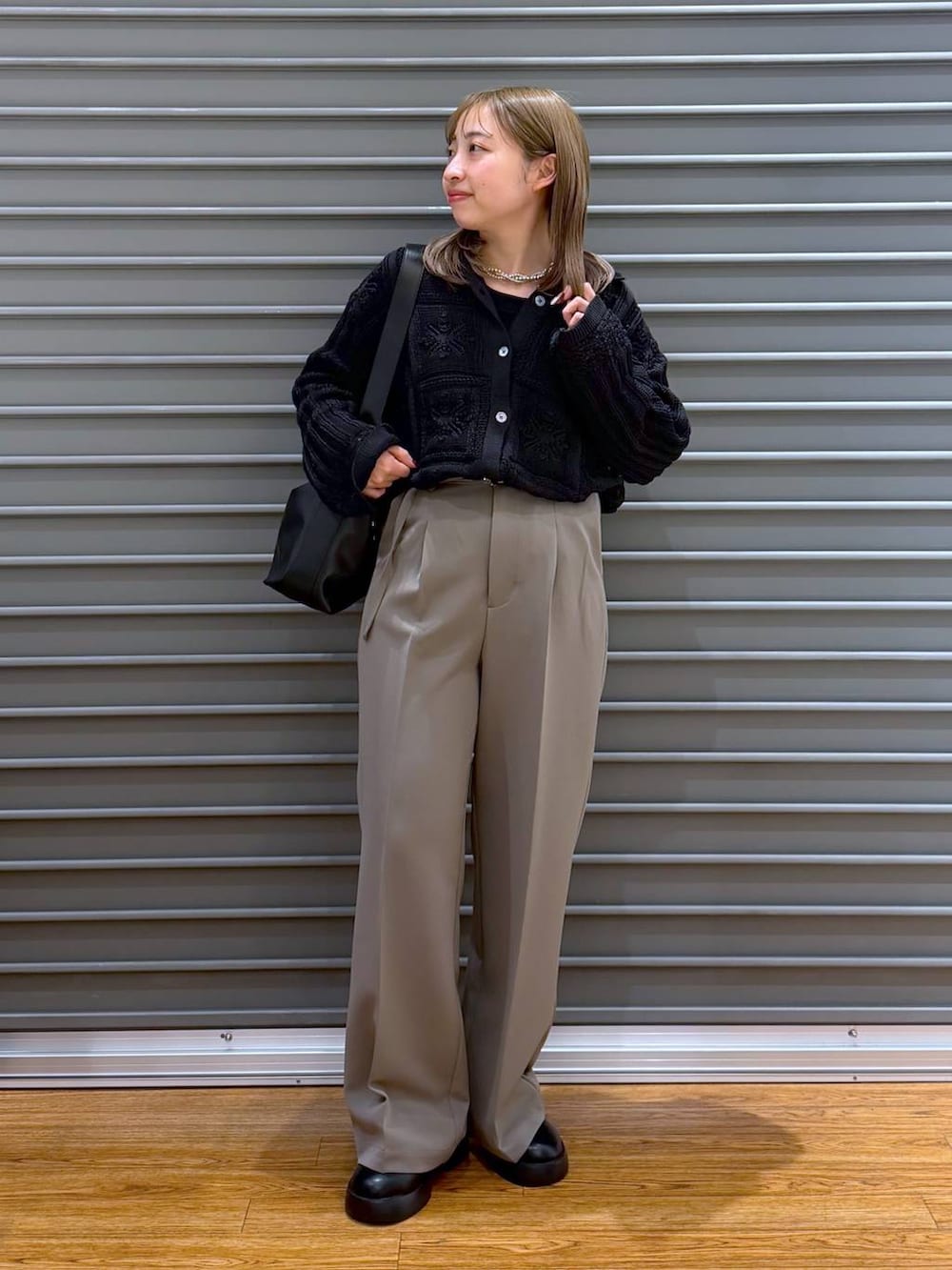 ブラック系のショルダーバッグ、ブラック系のサンダル、ブラウン系のその他パンツを着用したレディースの冬コーディネートの5枚目の写真