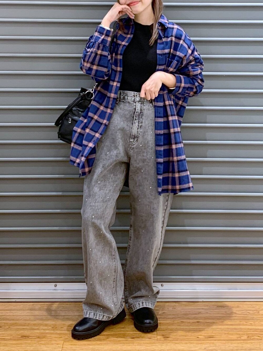 ブラック系のブーツ、ブラック系のニット/セーター、ブラック系のショルダーバッグを着用したレディースの冬コーディネートの4枚目の写真